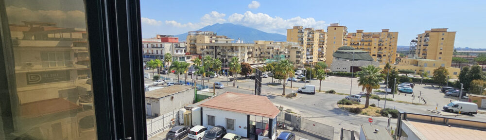 Locale arredato con parcheggi e vista Vesuvio in affitto a Napoli